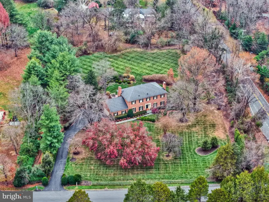 10100 Walker Lake Dr, Great Falls, VA 22066 - Image #3