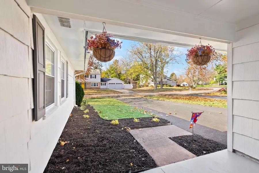 13116 Penndale Ln, Greenbriar, VA 22033 - Image #3