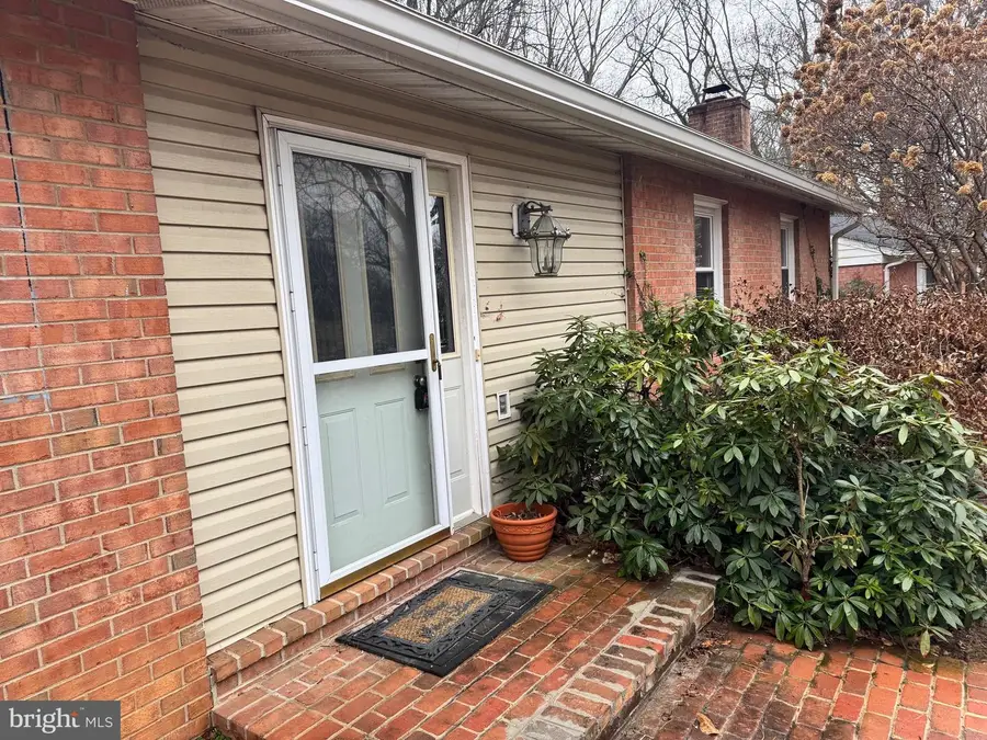 6703 Greenview Ln, Springfield, VA 22152 - Image #2