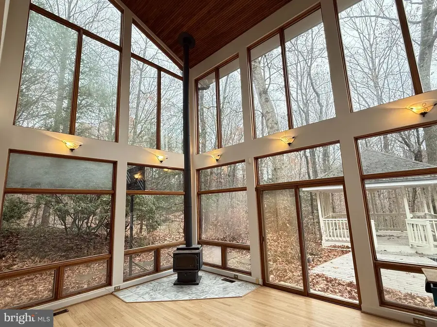 10701 Sycamore Springs Ln, Great Falls, VA 22066 - Image #2