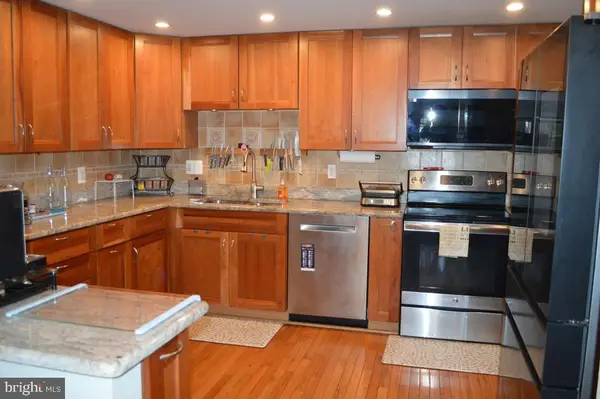 913 Moorefield Hill Grv Sw, VIENNA, VA 22180