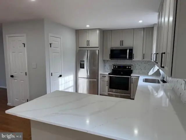 5623 Glenwood Mews Dr, Alexandria, VA 22315 - Image #3