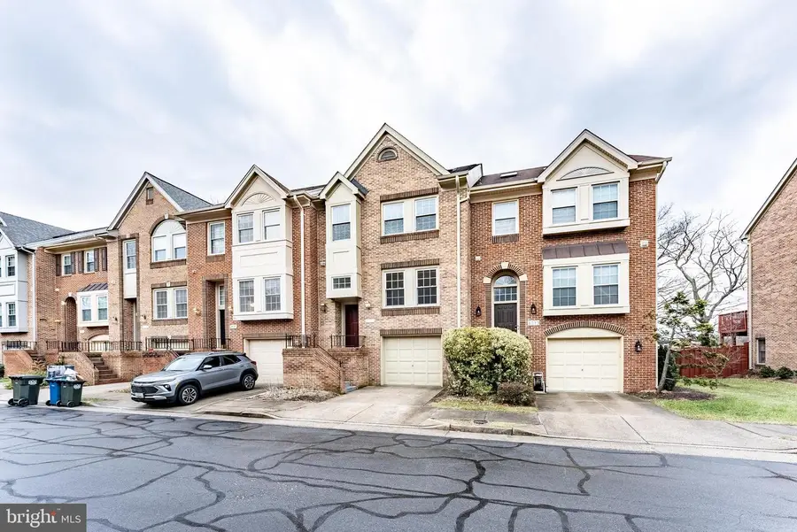 8031 Merry Oaks Ct, Vienna, VA 22182 - Image #2