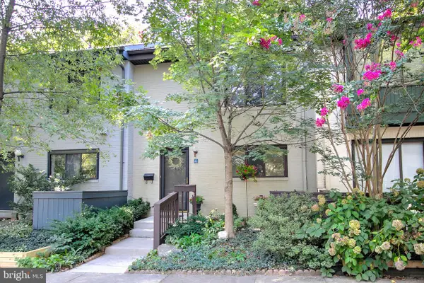 2046 Golf Course Dr, RESTON, VA 20191