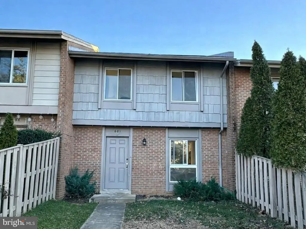 601 Clearwater Ct, Herndon, VA 20170 - Image #1