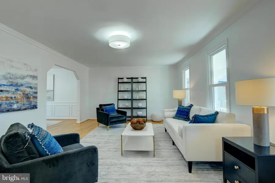 929 Holly Creek Dr, Great Falls, VA 22066 - Image #2