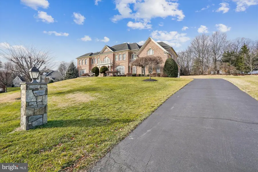 11046 Heathland Dr, Oakton, VA 22124 - Image #2