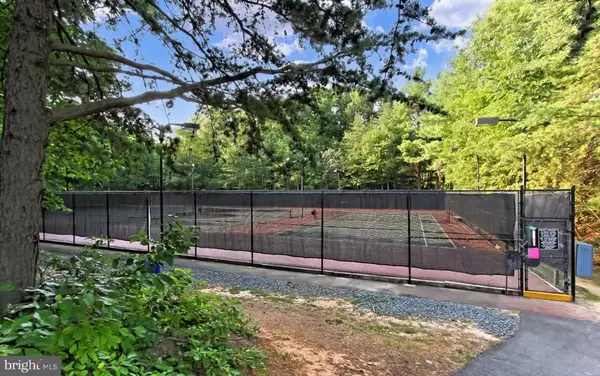 5833 Cove Landing Rd #304, BURKE, VA 22015