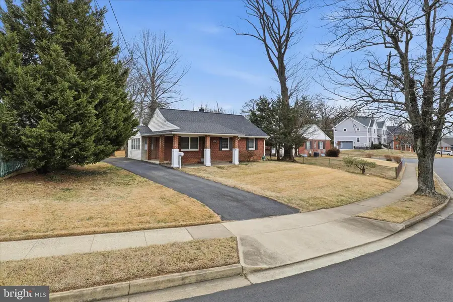 7416 Sportsman Dr, Falls Church, VA 22043 - Image #2
