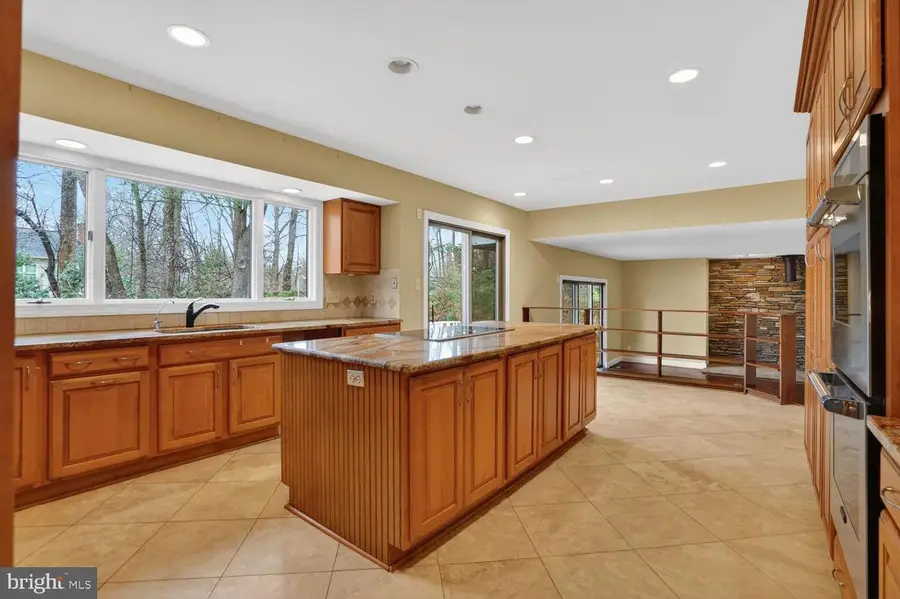 905 Falls Bridge Ln, Great Falls, VA 22066 - Image #2