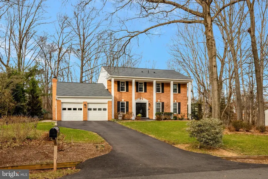 12111 Holly Knoll Cir, Great Falls, VA 22066 - Image #2