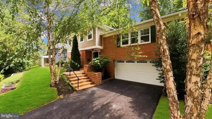 9322 Glenbrook Rd, Fairfax, VA 22031 - Image #2