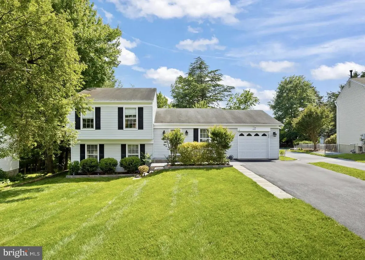 13515 King Charles Dr, Chantilly, VA 20151 - Image #1