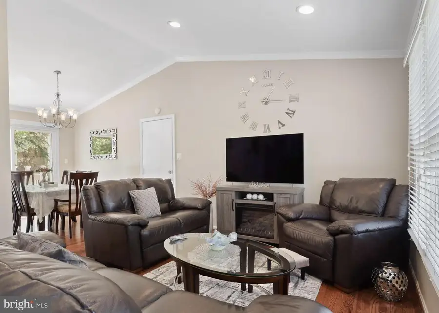 13515 King Charles Dr, Chantilly, VA 20151 - Image #2