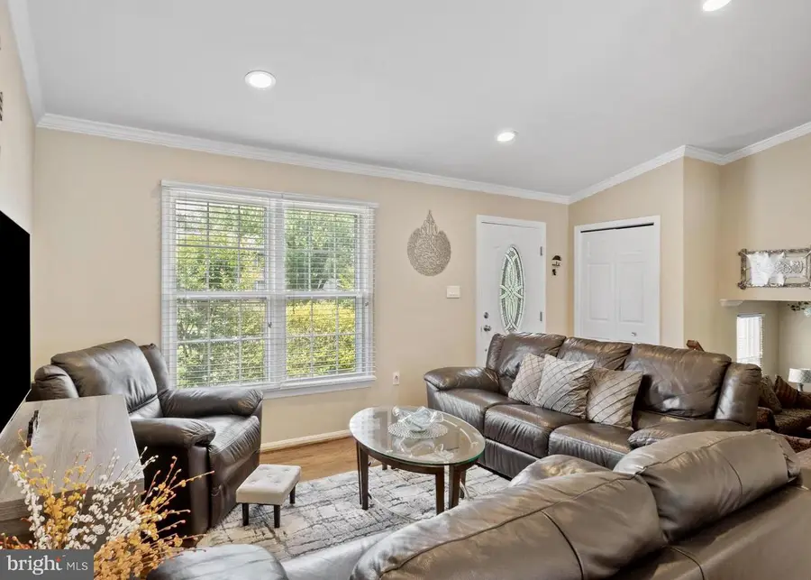 13515 King Charles Dr, Chantilly, VA 20151 - Image #3