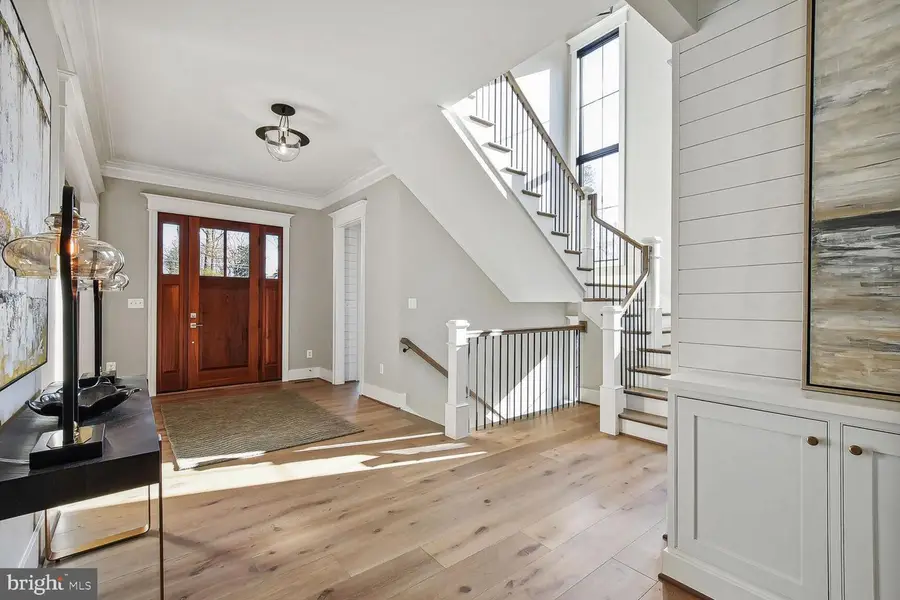 439 Lewis St Nw, Vienna, VA 22180 - Image #2