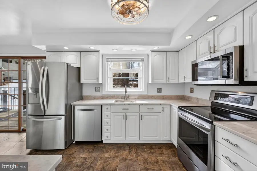 8905 Side Saddle Rd, Springfield, VA 22152 - Image #3