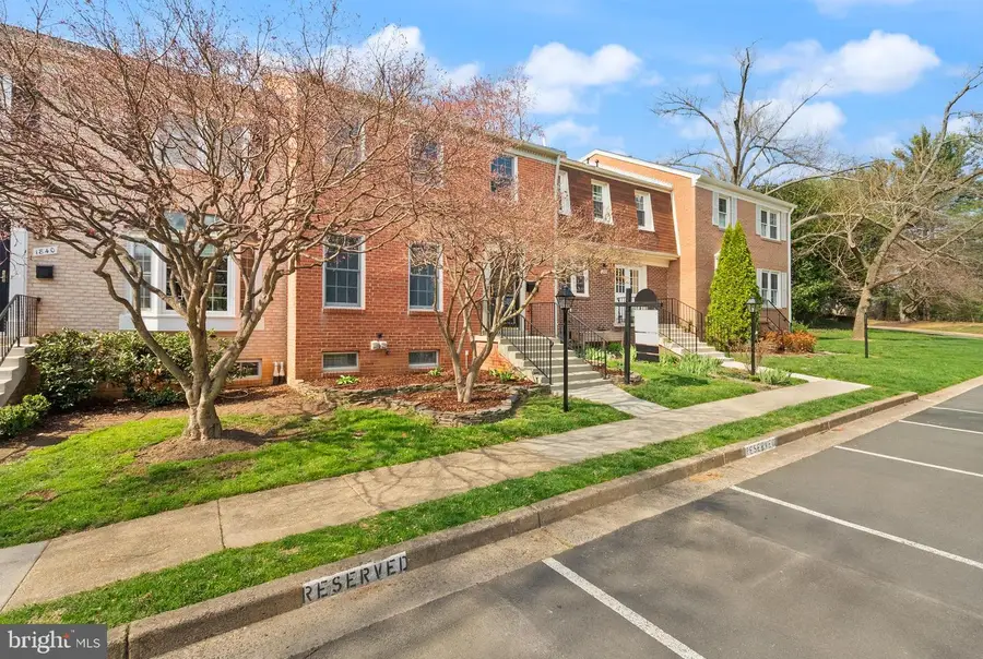 1838 Golf View Ct, Reston, VA 20190 - #2