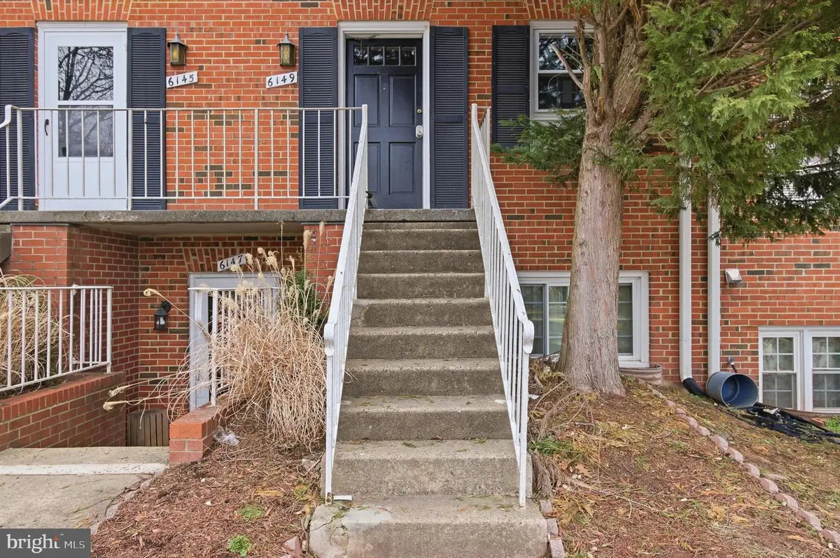 6149 Strasburg Dr, Centreville, VA 20121 - #1