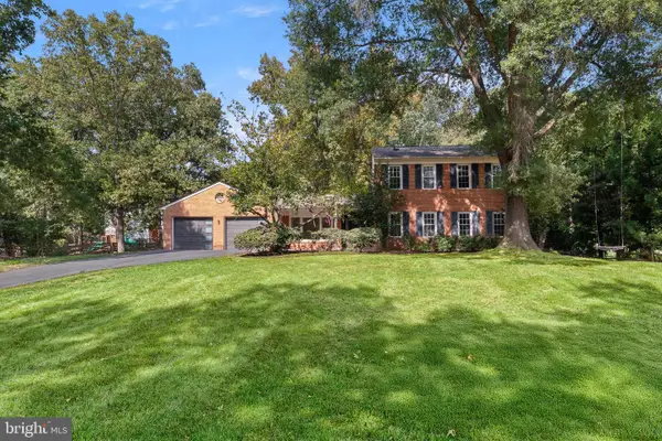 12183 Holly Knoll Cir, GREAT FALLS, VA 22066