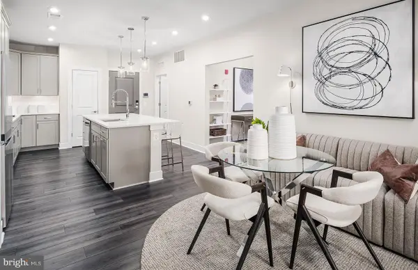 8131 Shining Star Ln #403, VIENNA, VA 22182