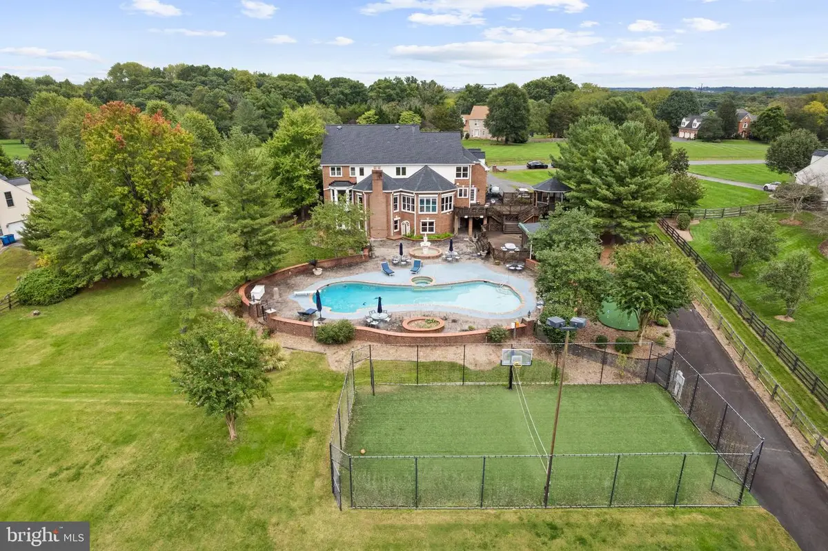 5340 Chandley Farm Cir, Centreville, VA 20120 - #1