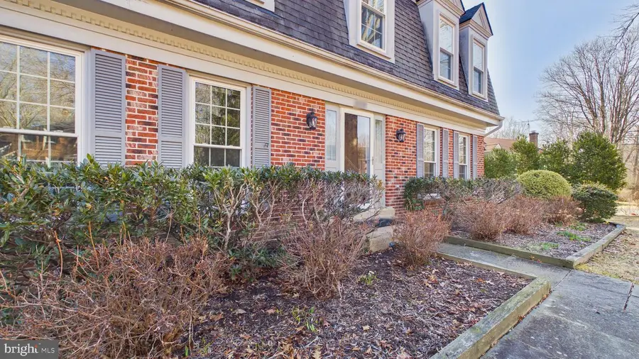 10298 Dunn Meadow Rd, Vienna, VA 22182 - #3