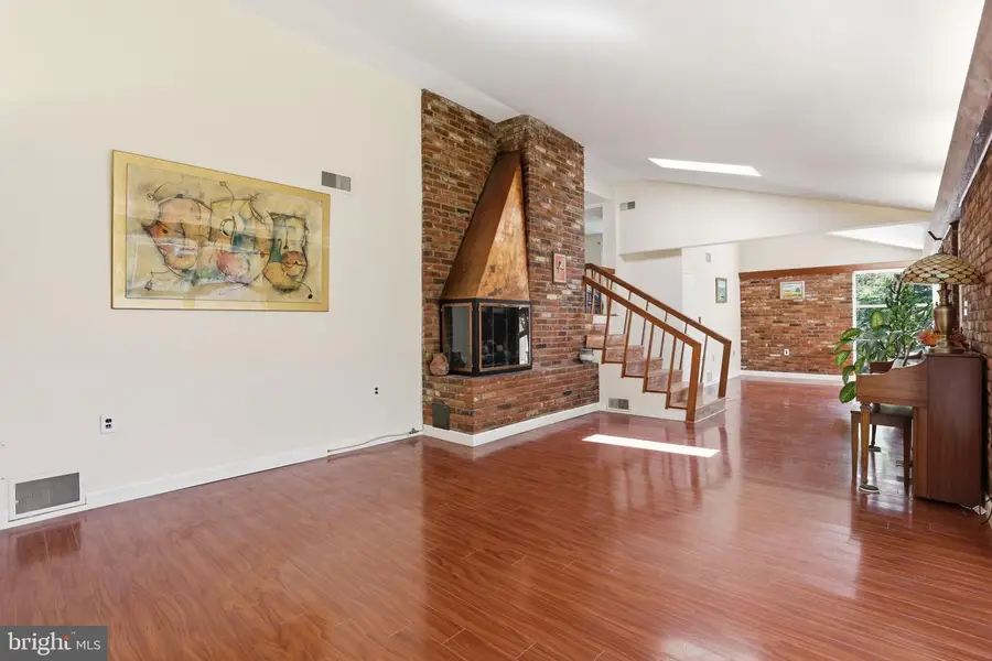 6811 Valley Brook Dr, Falls Church, VA 22042 - #3