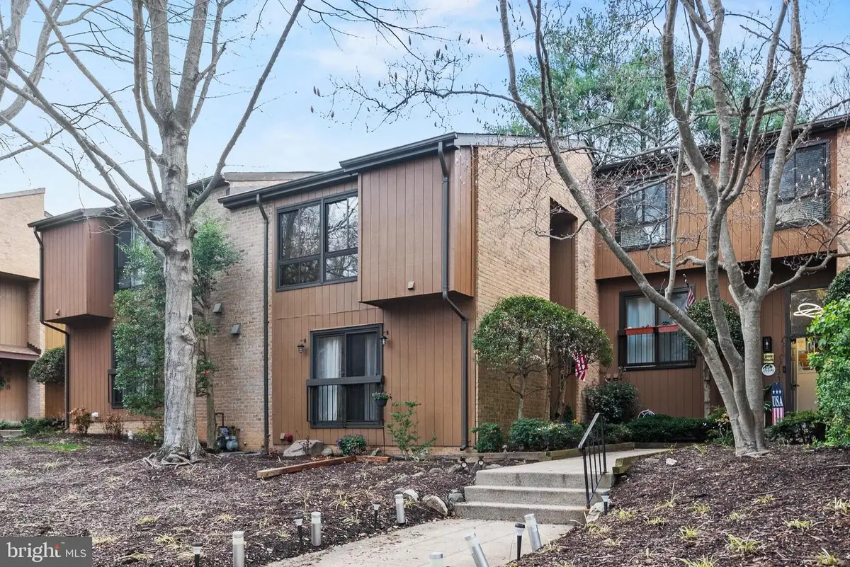 9060 Blarney Stone Dr, Springfield, VA 22152 - #1