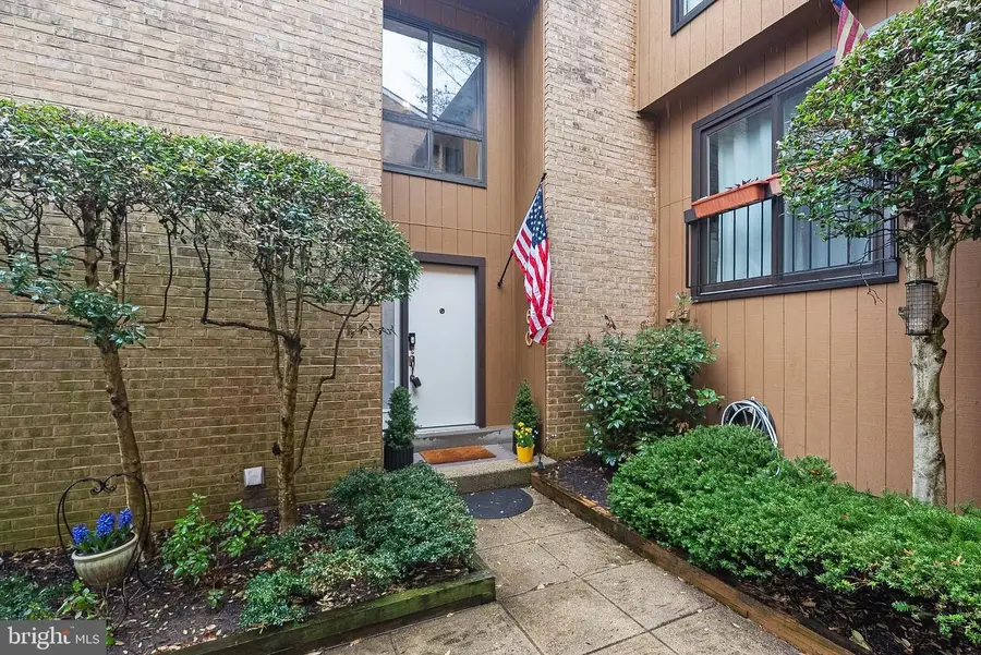 9060 Blarney Stone Dr, Springfield, VA 22152 - #2