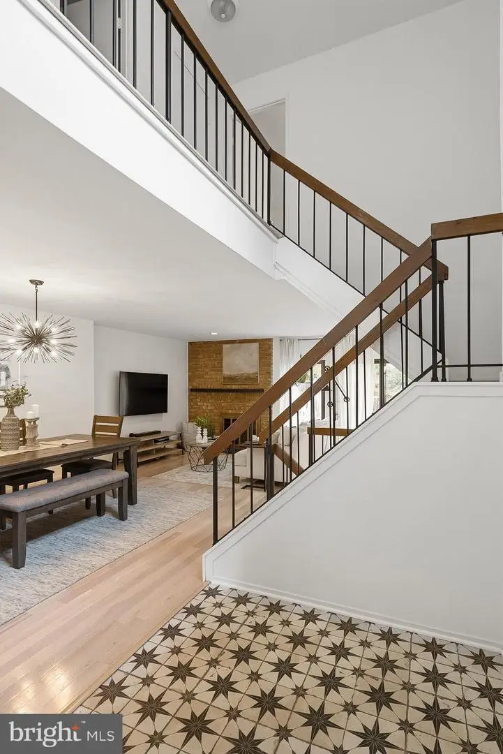 9060 Blarney Stone Dr, Springfield, VA 22152 - #3