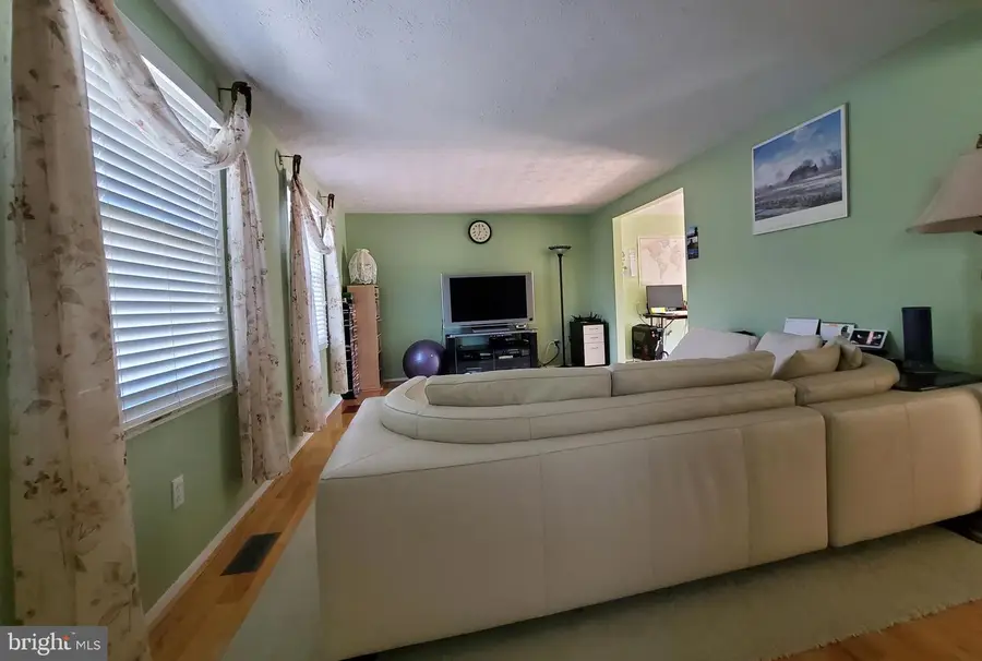 1150 Kettle Pond Ln, Great Falls, VA 22066 - #2