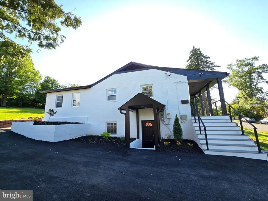 6065 Munson Hill Rd, Falls Church, VA 22044 - #3