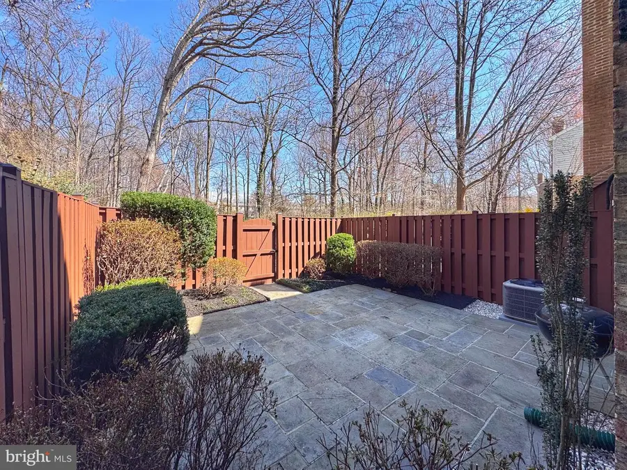 9612 Lindenbrook St, Fairfax, VA 22031 - #2