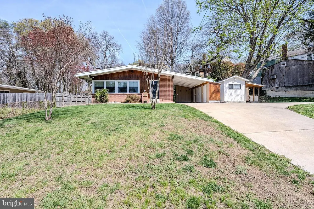 2904 Farmington Dr, Alexandria, VA 22303 - #1