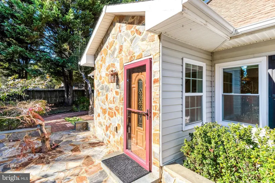 9720 Five Oaks Rd, Fairfax, VA 22031 - #3