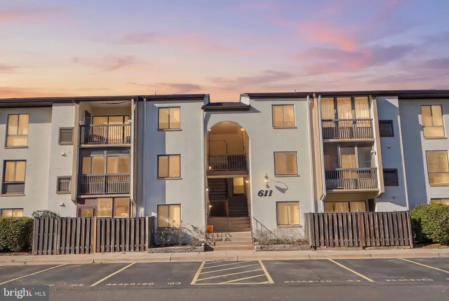 611 Center St #101, Herndon, VA 20170 - #3