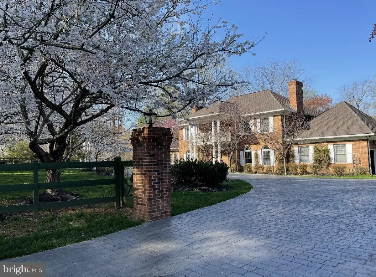 532 Walker Rd, Great Falls, VA 22066 - #1