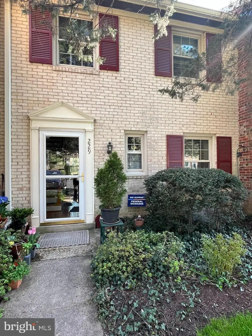 229 Commons Dr Nw, Vienna, VA 22180 - #1