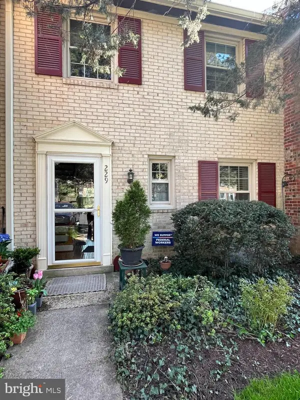 229 Commons Dr Nw, VIENNA, VA 22180