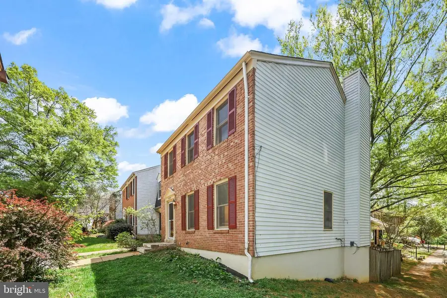 9909 Kingsbridge Dr, Fairfax, VA 22031 - #2