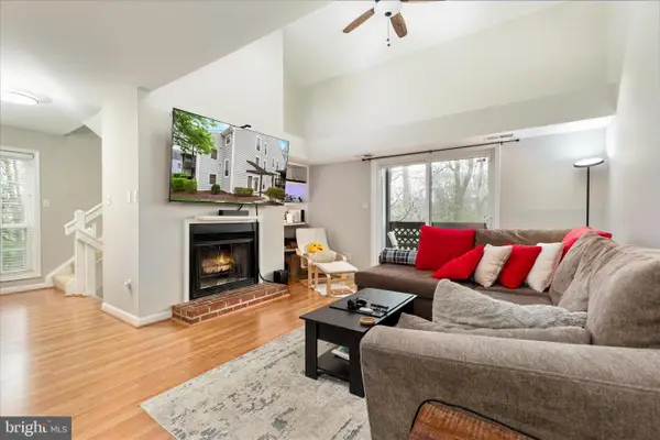 10198 Oakton Terrace Rd, OAKTON, VA 22124