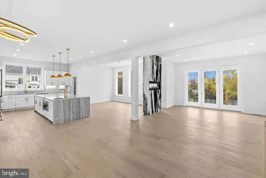 719 Meadow Ln Sw, Vienna, VA 22180 - #3