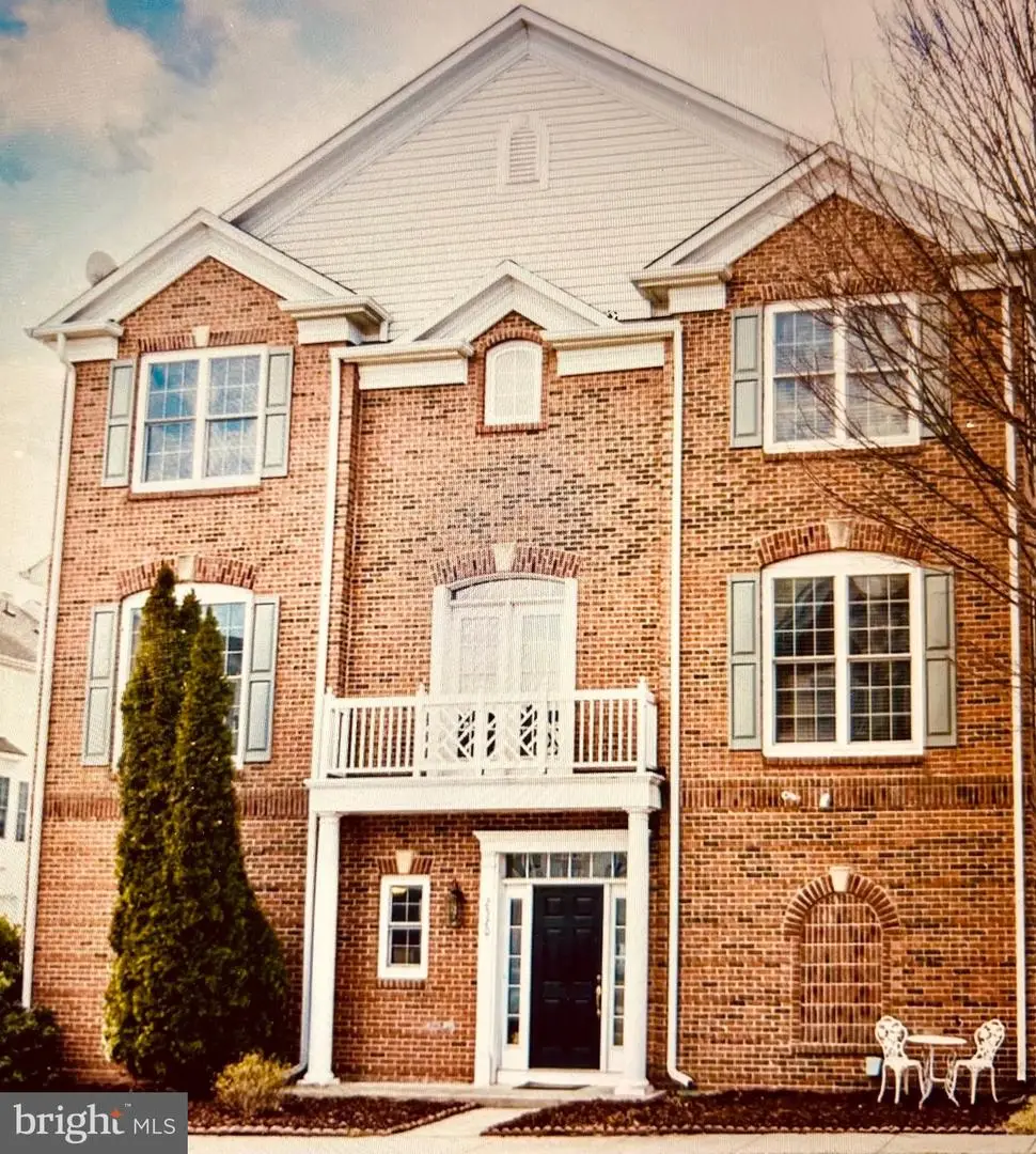 2520 Walnut Leaf Ln, Herndon, VA 20171 - #1