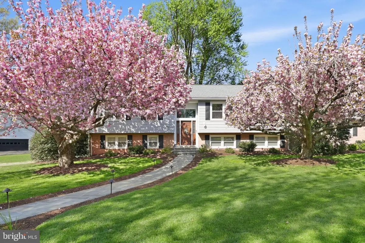 10106 Nadine Dr, Vienna, VA 22181 - #1