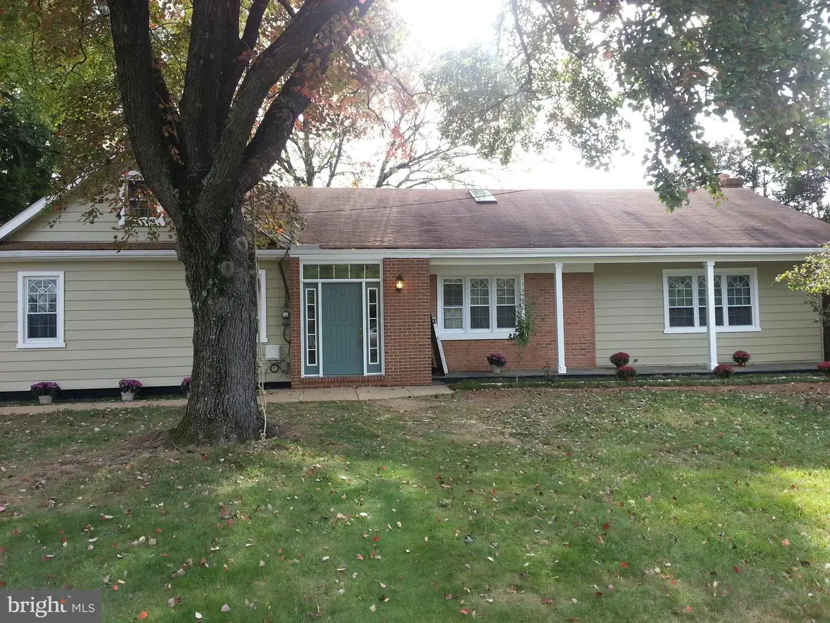 2063 Woodford Rd, Vienna, VA 22182 - #1