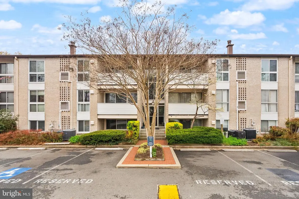 5600 Bloomfield Dr #4, Alexandria, VA 22312 - #1