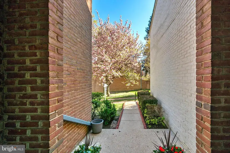 1968 Hopewood Dr, Falls Church, VA 22043 - #3