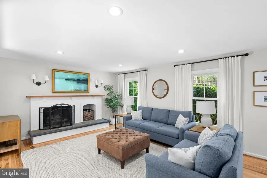 811 Follin Farm Ln, Great Falls, VA 22066 - #3