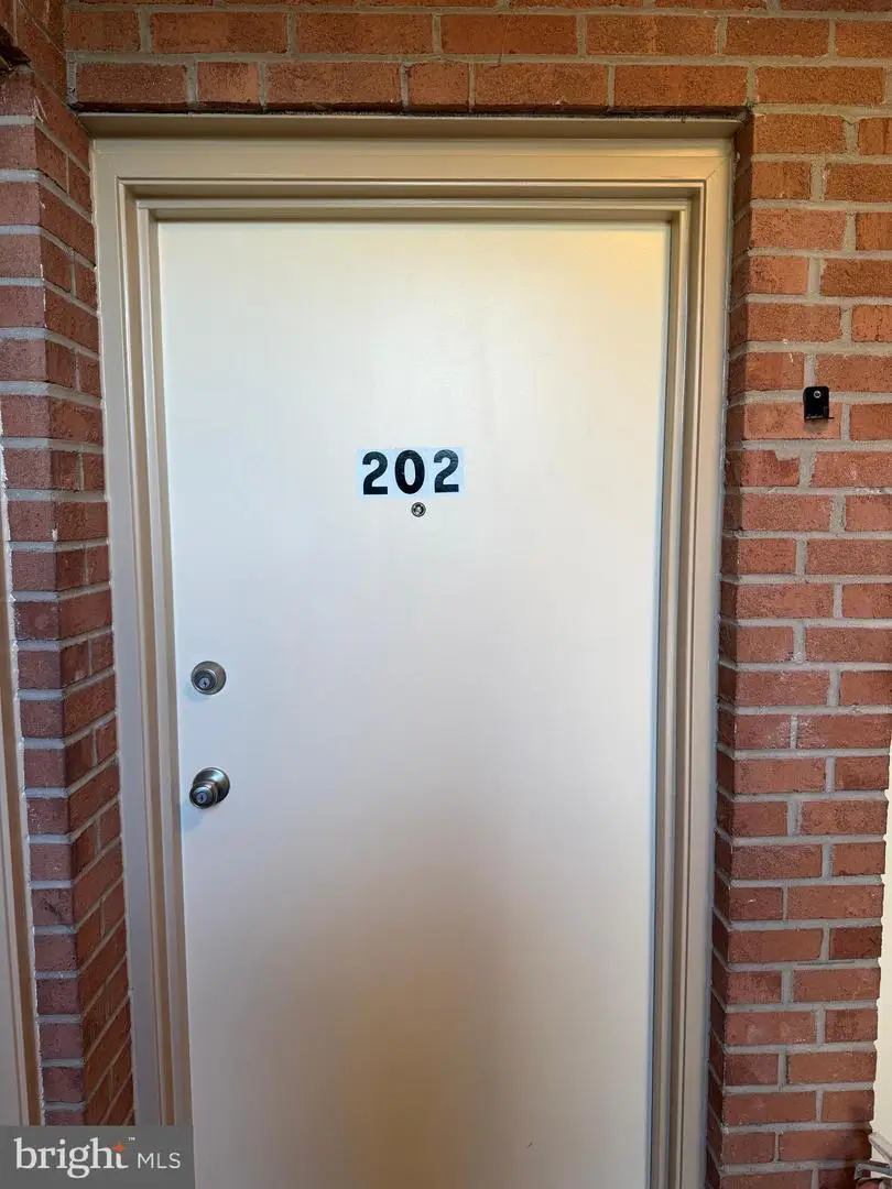 2754 Hollywood Rd #202, Falls Church, VA 22043 - #2